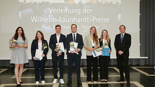 Die Preisträger*innen mit Herrn Prof. Dr. Thomsen auf der Bühne